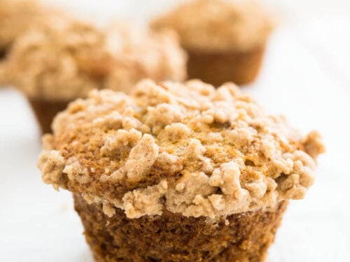 peave Synes godt om retfærdig Banana Crumb Muffins with Cinnamon Streusel | Plated Cravings
