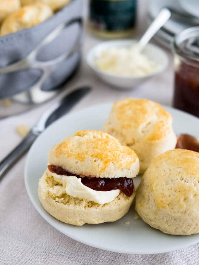 Easy English Scones Opskrift med marmelade &amp; Clotted Cream | Société ...