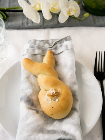 These Easter Bunny Dinner Breadsticks are so easy to make and perfect for brunch or dinner! Made from homemade yeast dough and so cute with their salty tails. To make everyone at your table happy, I have a vegan and a non-vegan version for you.