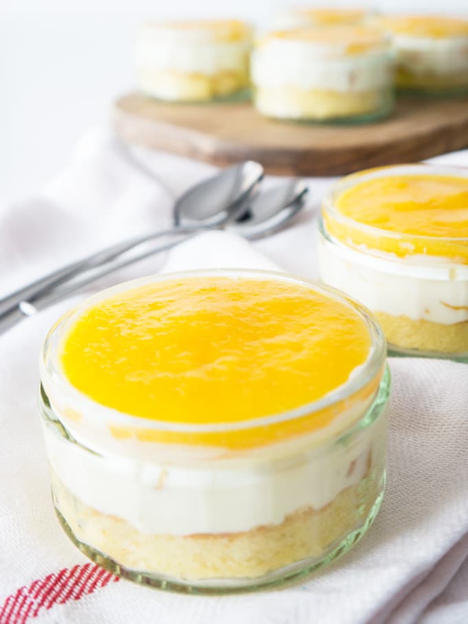 This Easy Layered Canned Peach Dessert is so refreshing and perfect to make in advance! Serve it as a Dessert in a glas or as a cake.