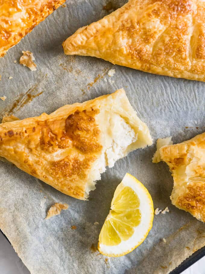 Lemon Puff Pastry Pockets are a perfect summer treat! Crispy caramelized puff pastry with a lemon & ricotta cheesecake filling. 