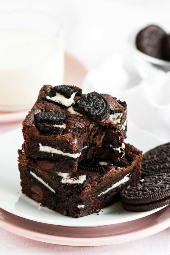 Oreo Brownies {Fudge Brownies stuffed with Cookies} | Plated Cravings