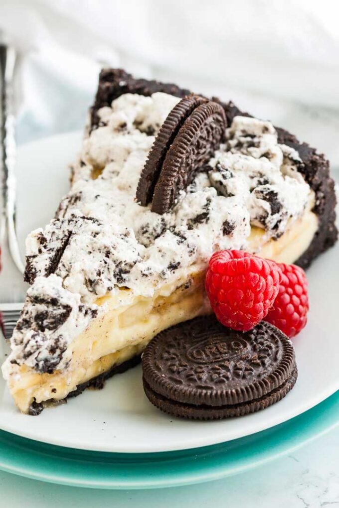 Banana Cream Cake with Oreo cookie crust | Plated Cravings