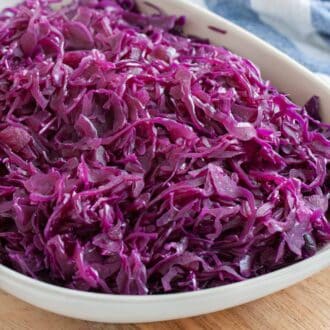 Rotkohl in a white bowl.
