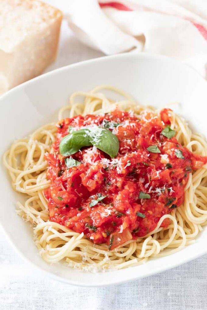 Fresh Tomato Sauce Recipe {Easy Italian Pasta Sauce} - Plated Cravings