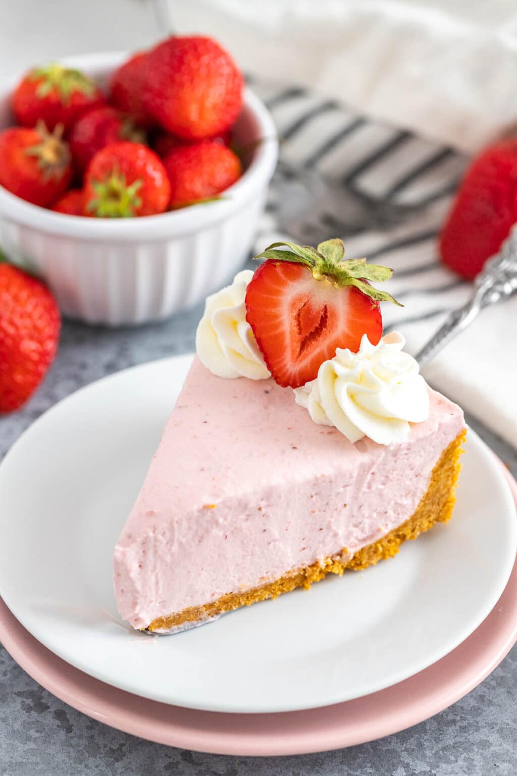 Easy No-Bake Strawberry Cheesecake (Without Gelatin)