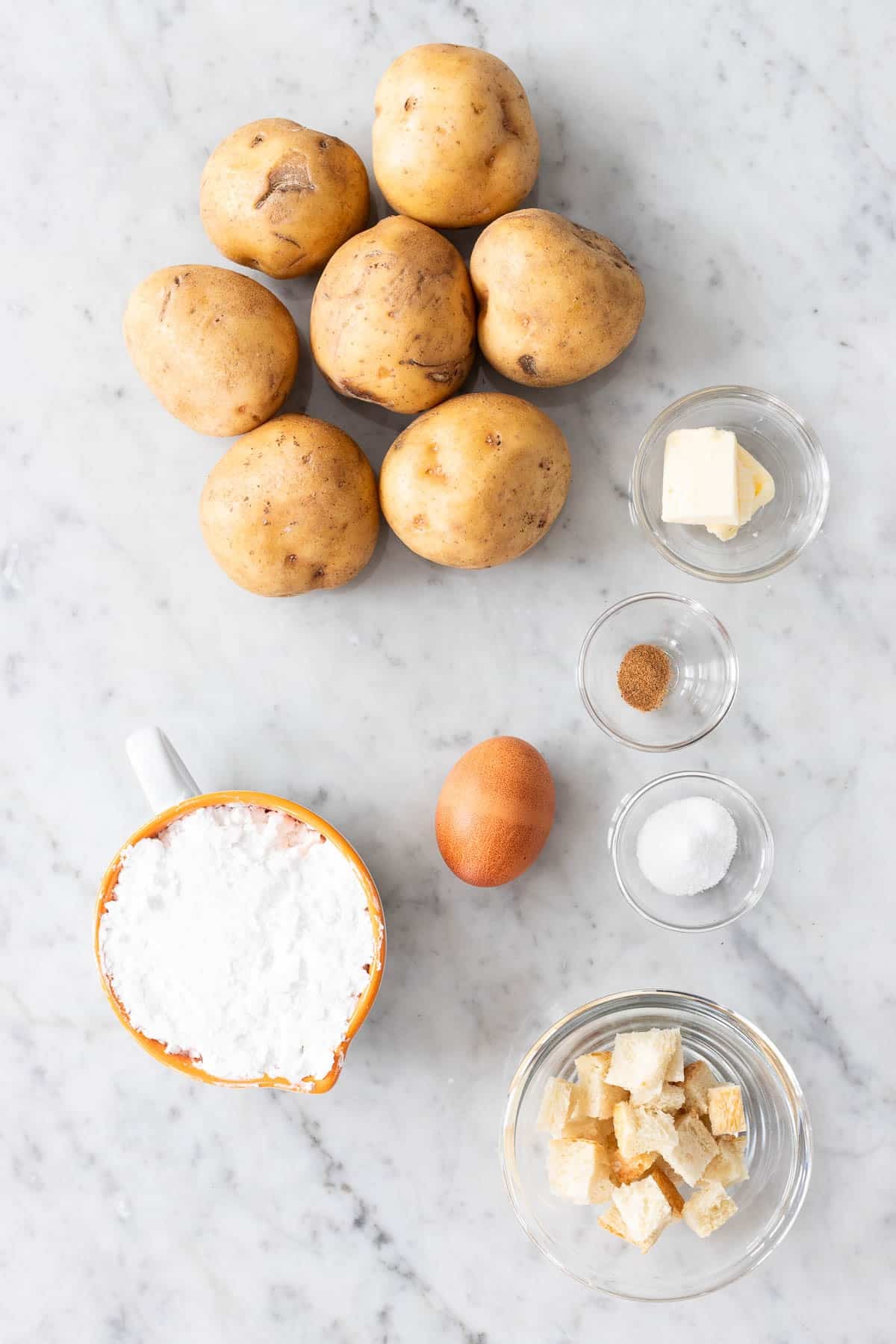 Ingredients for making Kartoffelkloesse.