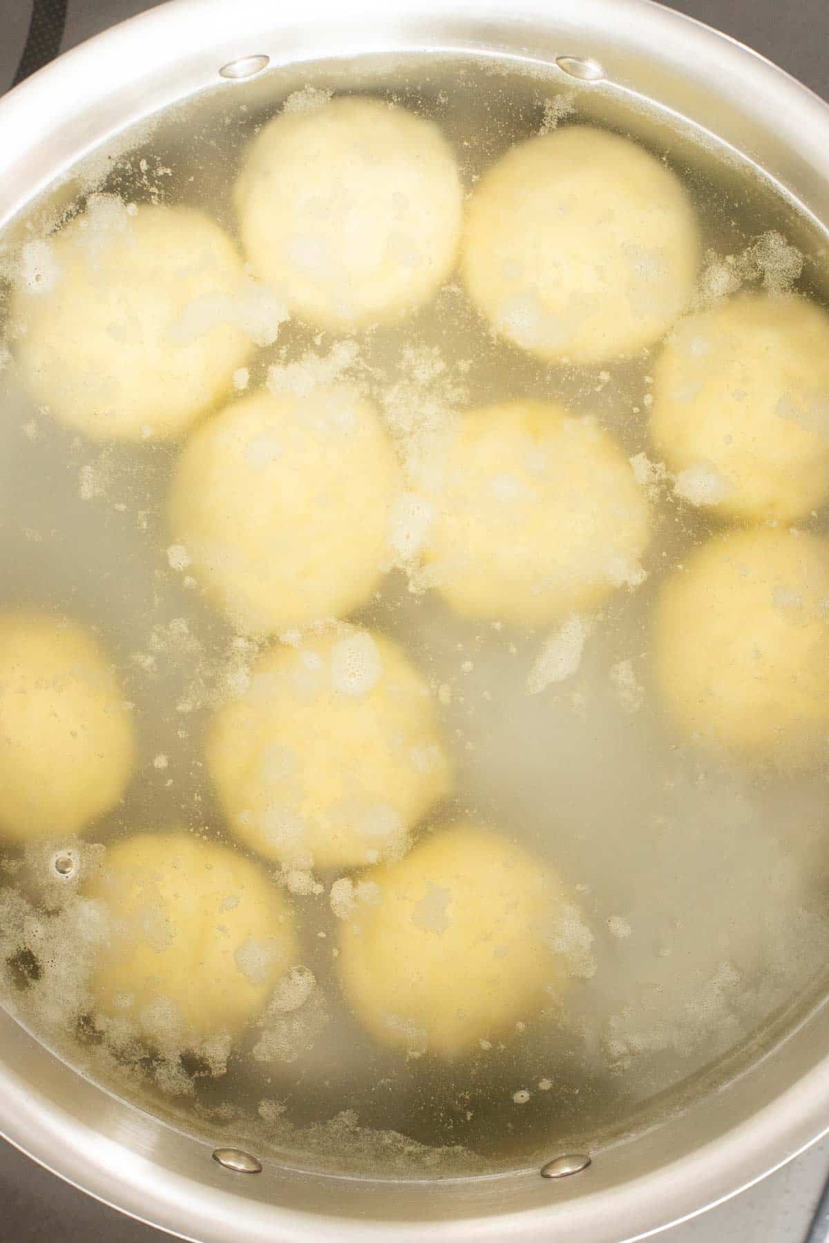 Boiling Kartoffelknoedel.